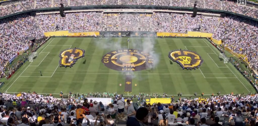 La rediffusion montre des tribunes clairsemées, loin de ce que Mbappé a voulu montrer // Source : Capture Numerama via DAZN