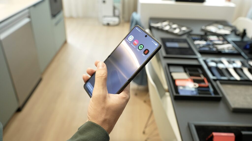 Le Galaxy Z Flip 7 déplié, en main // Source : Alfred Tertrais pour Numerama Le Galaxy Z Flip 7 déplié, en main // Source : Alfred Tertrais pour Numerama