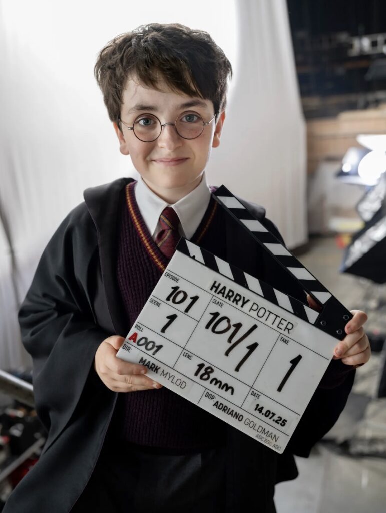 Dominic McLaughlin dans le rôle d'Harry Potter // Source : Aidan Monaghan/HBO Dominic McLaughlin dans le rôle d'Harry Potter // Source : Aidan Monaghan/HBO