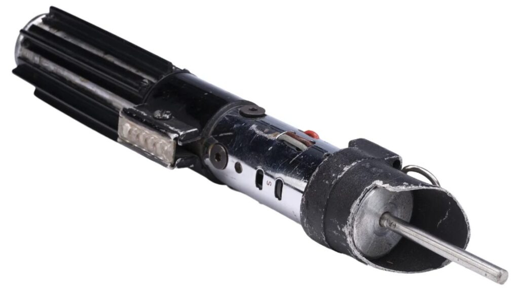 Le sabre laser de Dark Vador // Source : Propstore (via The Hollywood Reporter) Le sabre laser de Dark Vador // Source : Propstore (via The Hollywood Reporter)