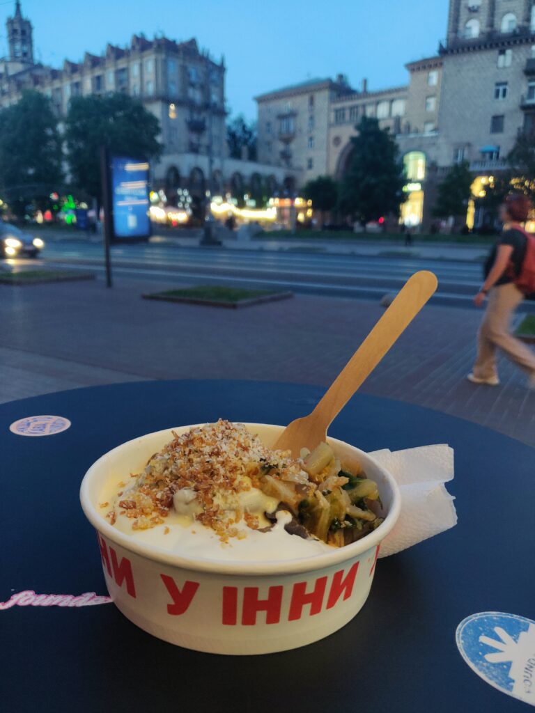Distinguez-vous les deruny à la mode de Poltava sous le monceau de crème fraîche ? Parce que nous, non. Distinguez-vous les deruny à la mode de Poltava sous le monceau de crème fraîche ? Parce que nous, non.