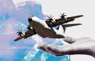 Airbus prépare l’A400M à devenir le « vaisseau mère » des drones de combat // Source : Montage Numerama