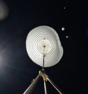 Déploiement des parachutes d'ExoMars sur Terre. Source : ESA