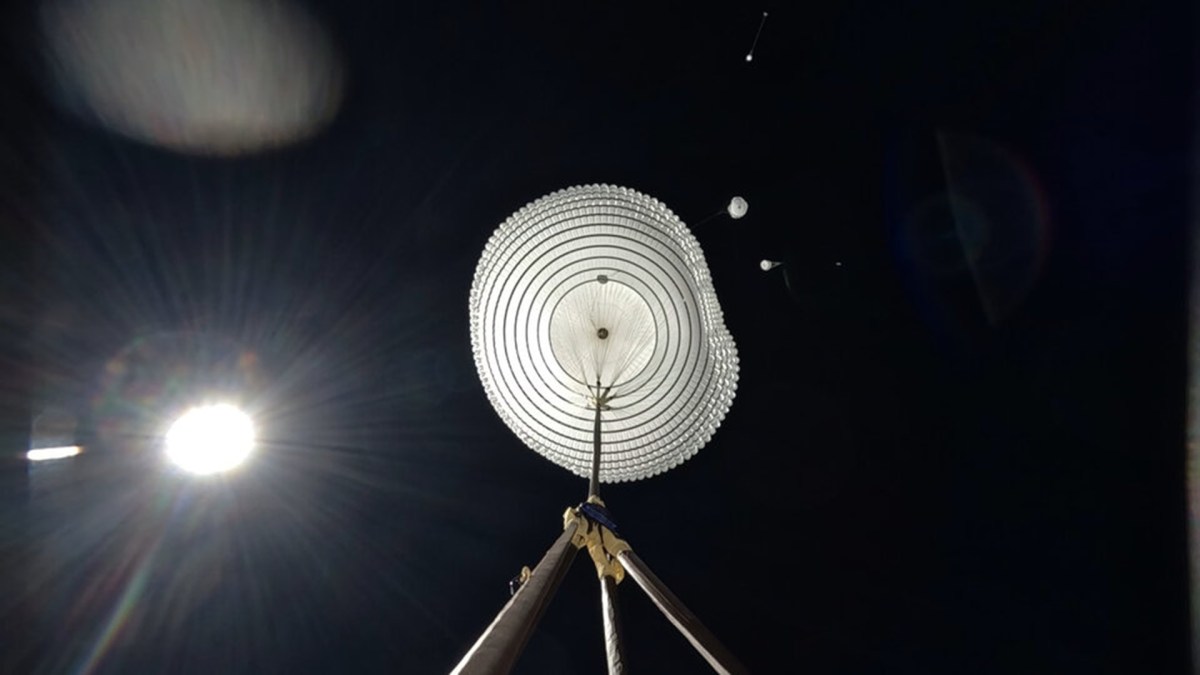 Déploiement des parachutes d'ExoMars sur Terre