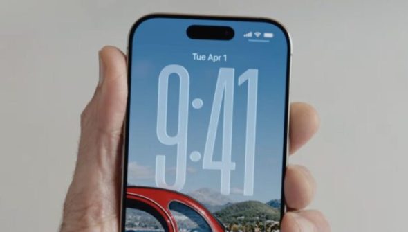 L'heure géante dans iOS 26. // Source : Numerama