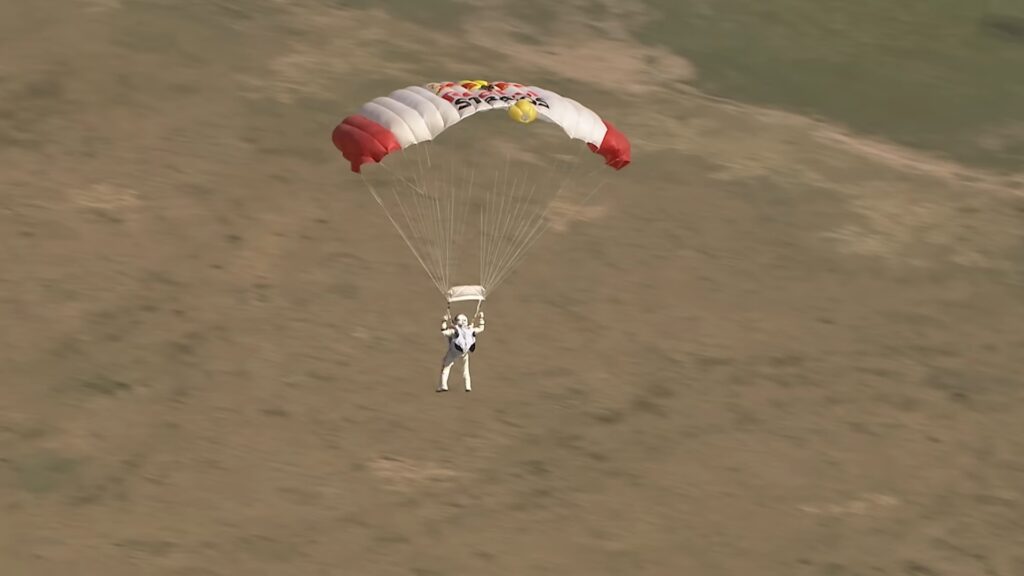 Félix Baumgartner lors de son saut mythique depuis la stratosphère // Source : Redbull Félix Baumgartner lors de son saut mythique depuis la stratosphère // Source : Redbull