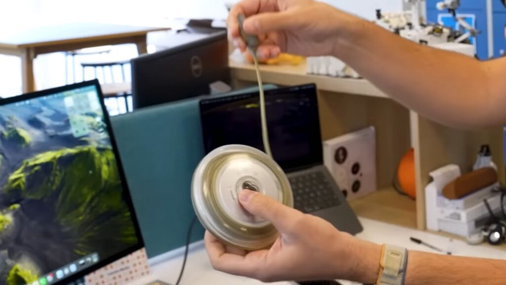 Le câble du chargeur de l'iBook s'enroule autour de lui. Le câble du chargeur de l'iBook s'enroule autour de lui.