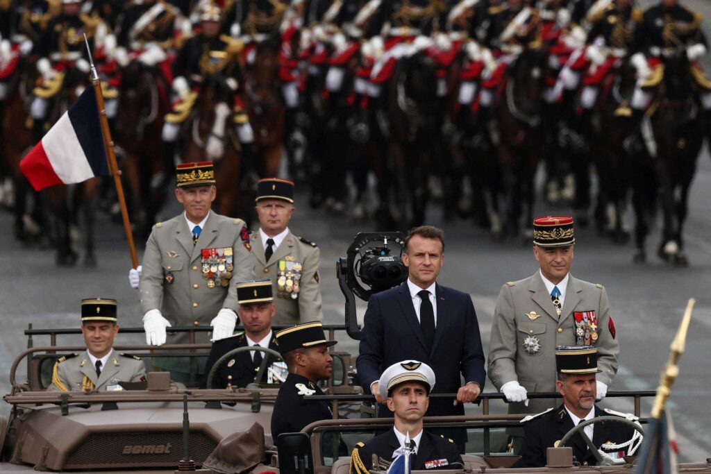 La caméra Vision Pro était derrière le Président pendant tout le défilé. La caméra Vision Pro était derrière le Président pendant tout le défilé.