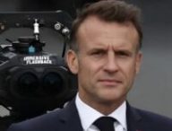 Emmanuel Macron avec une caméra Blackmagic pour APple Vision Pro. // Source : Immersive Flashback