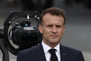 Emmanuel Macron avec une caméra Blackmagic pour APple Vision Pro. // Source : Immersive Flashback