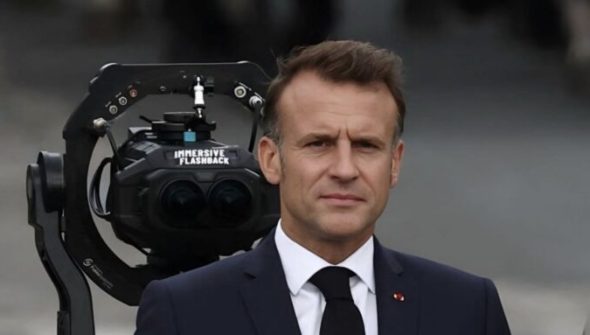 Emmanuel Macron avec une caméra Blackmagic pour APple Vision Pro. // Source : Immersive Flashback