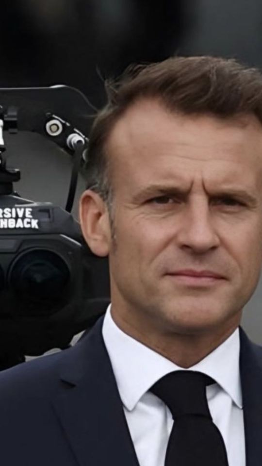 Emmanuel Macron avec une caméra Blackmagic pour APple Vision Pro. // Source : Immersive Flashback