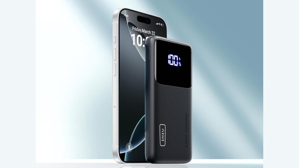 La batterie Iniu à côté d'un iPhone 16 // Source : Iniu La batterie Iniu à côté d'un iPhone 16 // Source : Iniu