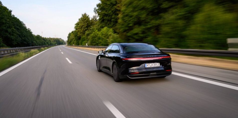 Lucid Air Grand Touring sur autoroute // Source : Lucid