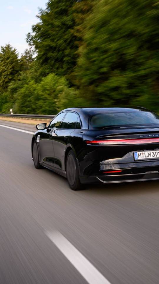 Lucid Air Grand Touring sur autoroute // Source : Lucid