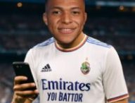 Mbappé aurait bien utilisé de l'IA pour ajouter des supporters sur une photo // Source : Montage Numerama
