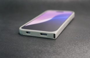 Une coque d'iPhone qui propose de l'USB-C // Source : Exploring the Simulation
