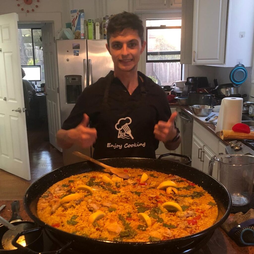 Alfonso Gómez-Jordana Mañas et sa fameuse paella // Source : Alfonso Gómez-Jordana Mañas via X Alfonso Gómez-Jordana Mañas et sa fameuse paella // Source : Alfonso Gómez-Jordana Mañas via X
