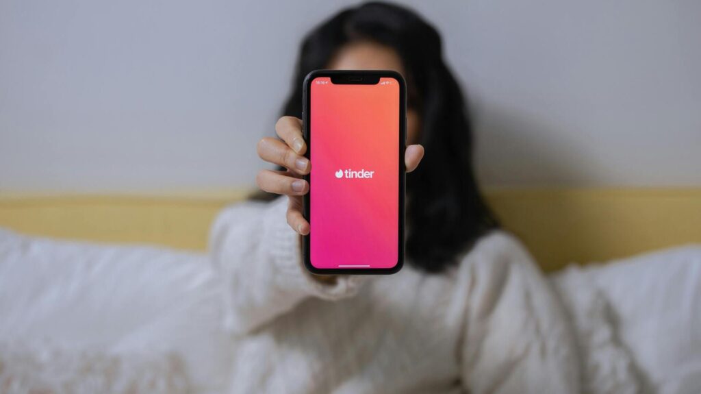 Nous choisissons des applis et sites adaptés à l'âge du client. // Source : Photo de cottonbro studio/Pexels.