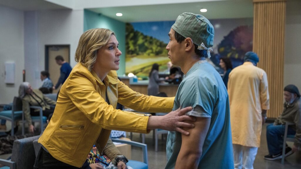 Le monde est clairement en danger dans Pluribus... ou pas ? // Source : Apple TV+ Le monde est clairement en danger dans Pluribus... ou pas ? // Source : Apple TV+