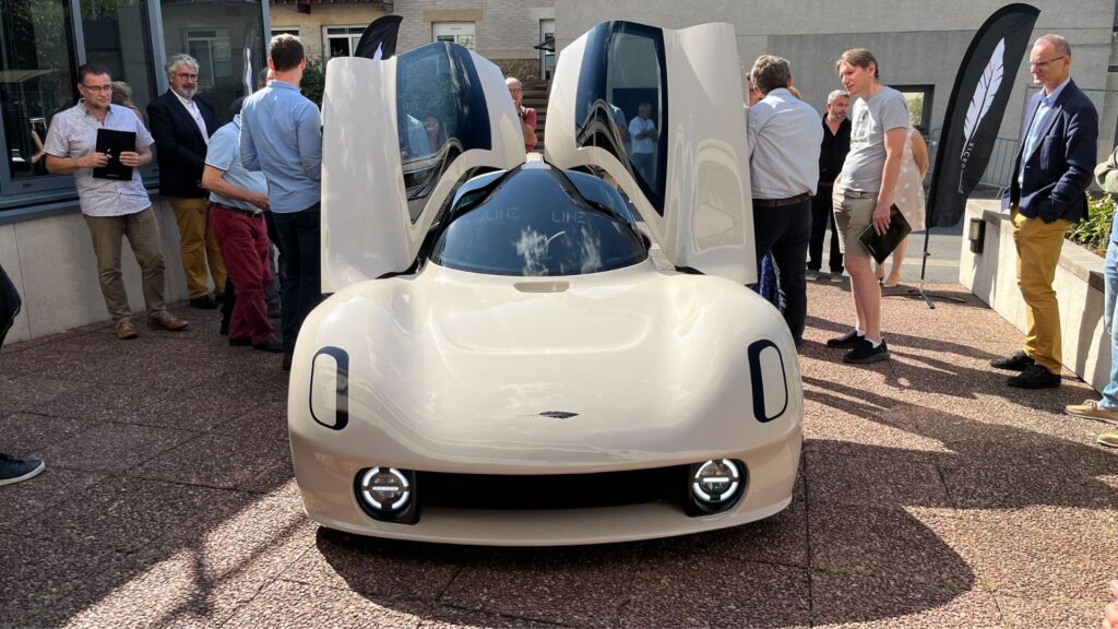 La start-up Facteur Dix a présenté son concept de voiture électrique du futur LINE // Source : Robin San Vicente pour Numerama La start-up Facteur Dix a présenté son concept de voiture électrique du futur LINE // Source : Robin San Vicente pour Numerama