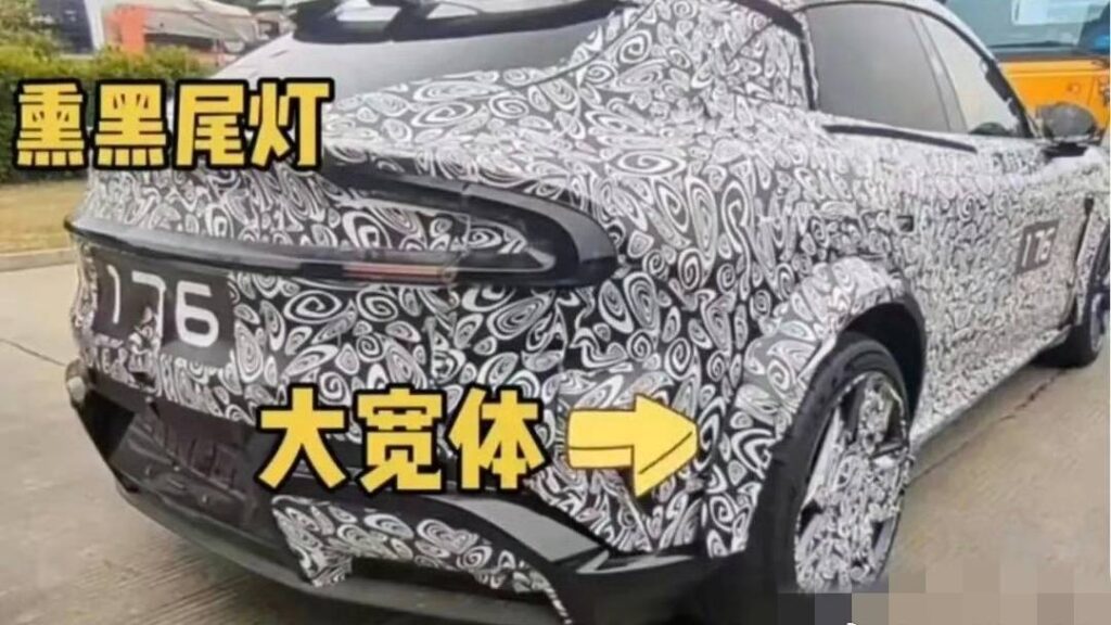Possible Yu7 Ultra camouflé en test routier // Source : Weibo Possible Yu7 Ultra camouflé en test routier // Source : Weibo