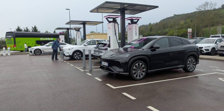 Station Ionity sur l'A6 // Source : Raphaelle Baut pour Numerama Station Ionity sur l'A6 // Source : Raphaelle Baut pour Numerama