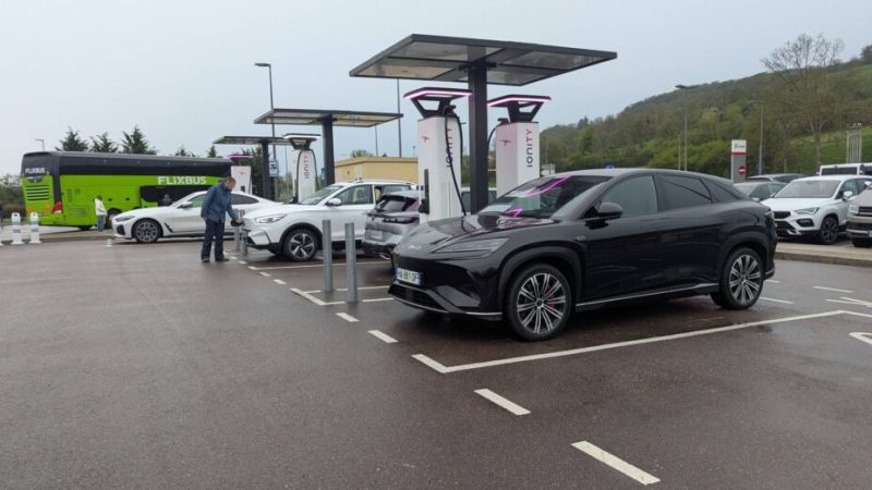 Comment éviter l’attente aux bornes de recharge lors des grands départs