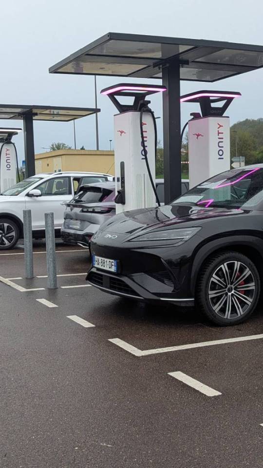 Station Ionity sur l'A6 // Source : Raphaelle Baut pour Numerama Station Ionity sur l'A6 // Source : Raphaelle Baut pour Numerama