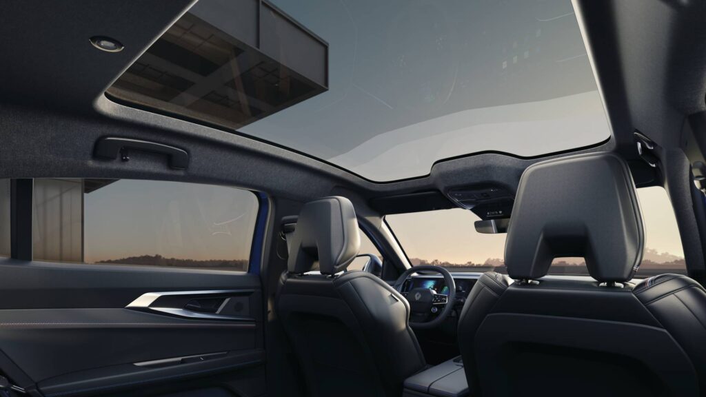 Renault Scénic e-tech et son toit panoramique solarbay // Source : Renault 