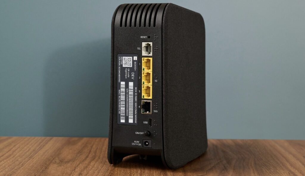 L'arrière de la SFR Box 10+.