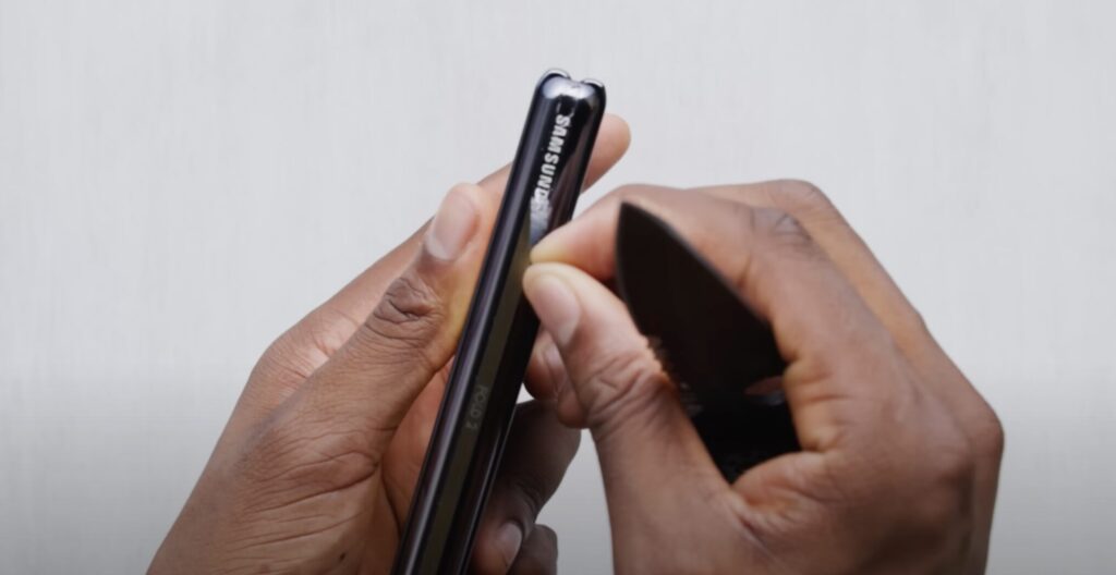 Le logo Samsung sous le logo Escobar. Le logo Samsung sous le logo Escobar.