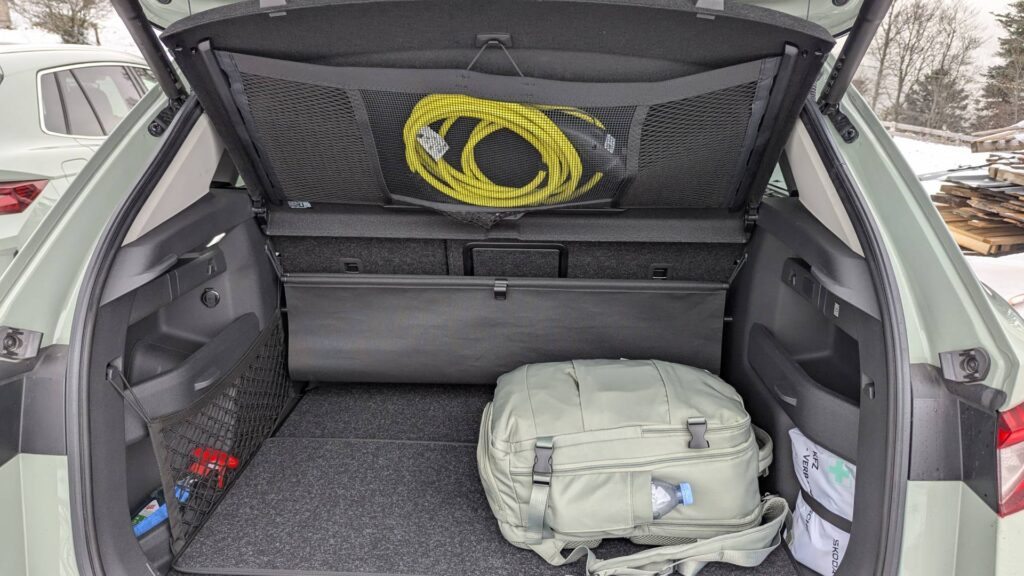 Coffre du Skoda Elroq avec son filet pour câble de recharge // Source : Raphaelle Baut pour Numerama Coffre du Skoda Elroq avec son filet pour câble de recharge // Source : Raphaelle Baut pour Numerama