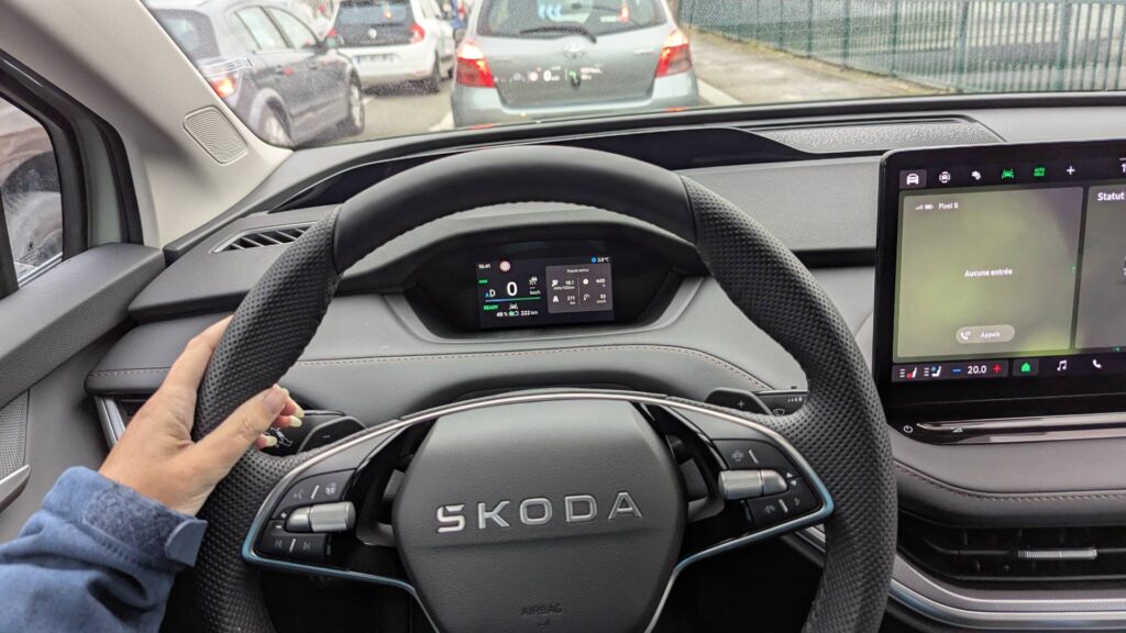 Au volant du Skoda Elroq // Source : Raphaelle Baut pour Numerama Au volant du Skoda Elroq // Source : Raphaelle Baut pour Numerama