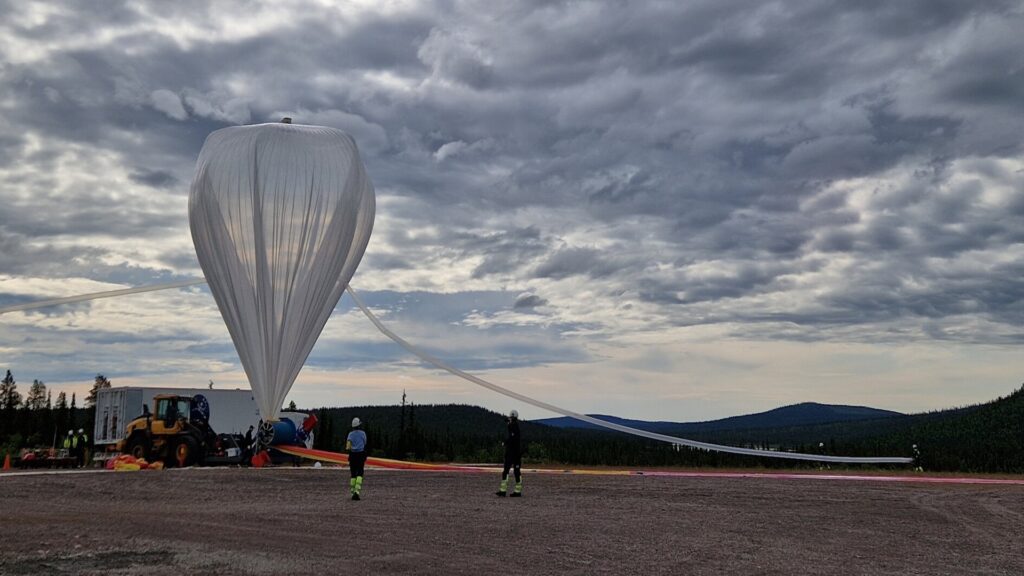 Le ballon stratosphérique pour faire monter le simulacre de rover. Le ballon stratosphérique pour faire monter le simulacre de rover.