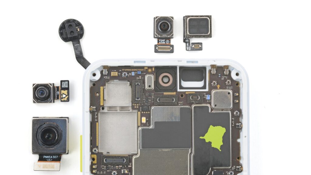 On peut facilement remplacer plein de pièces dans le Fairphone 6 // Source : iFixit