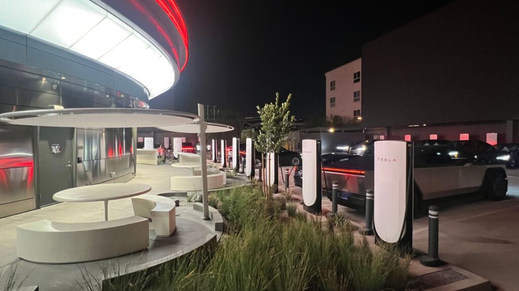 Les Superchargeurs V4 installés autour du restaurant de Tesla // Source : BradGoldberg via X Les Superchargeurs V4 installés autour du restaurant de Tesla // Source : BradGoldberg via X