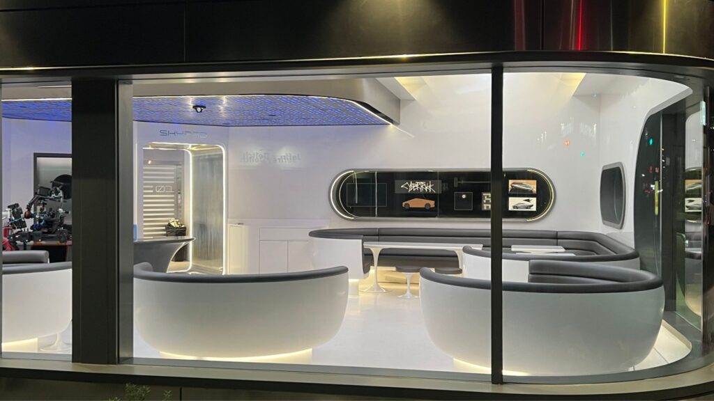 L'intérieur futuriste du restaurant de Tesla // Source : BradGoldberg via X L'intérieur futuriste du restaurant de Tesla // Source : BradGoldberg via X