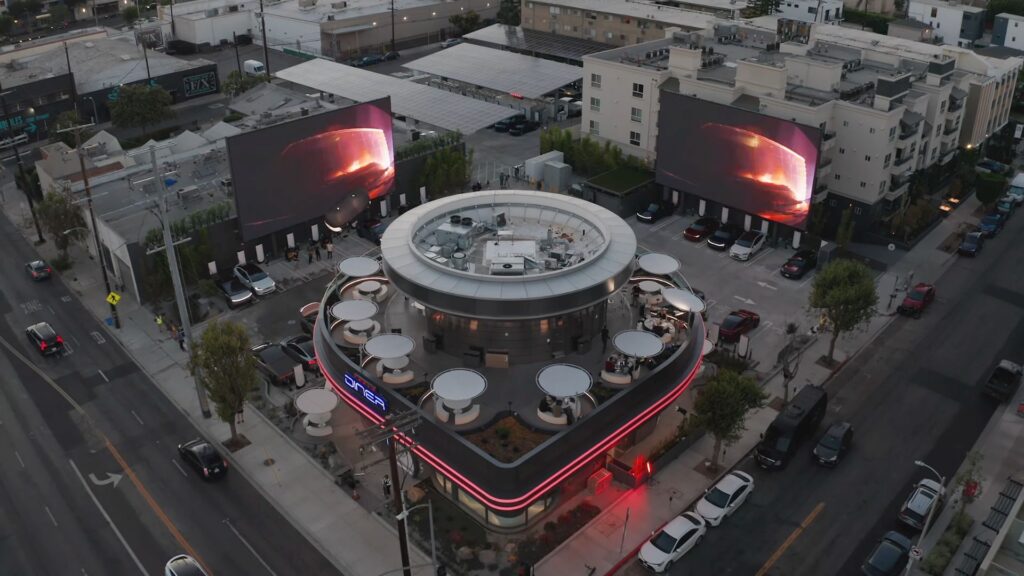 Le restaurant Tesla et ses Superchargeurs // Source : WC Drone Productions Le restaurant Tesla et ses Superchargeurs // Source : WC Drone Productions