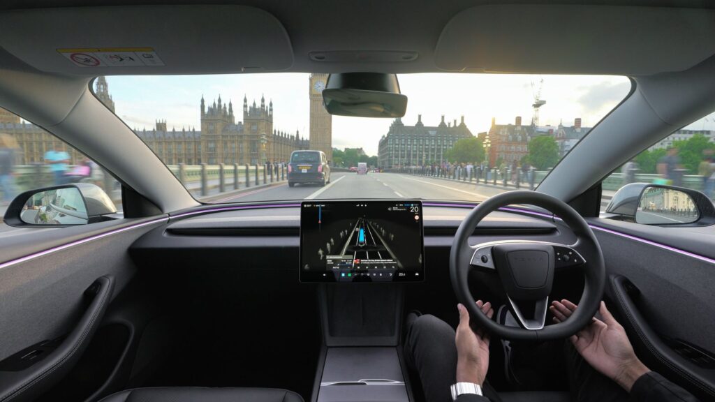 Tesla a testé sa conduite autonome FSD à Londres // Source : Tesla