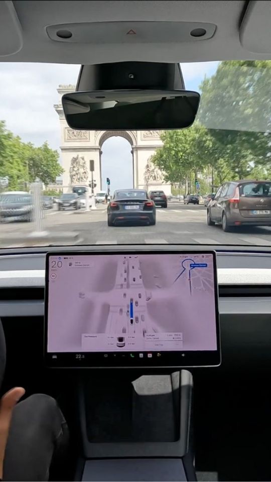 La conduite autonome FSD de Tesla testé à Paris // Source : Tesla La conduite autonome FSD de Tesla testé à Paris // Source : Tesla