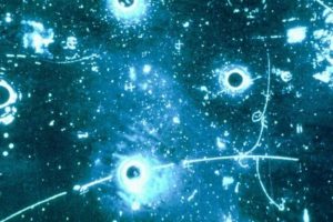 Cette image de traces dans la chambre à bulles Gargamelle fut la première confirmation de l’existence des interactions par courant neutre faibles. // Source : CERN
