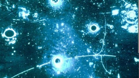 Cette image de traces dans la chambre à bulles Gargamelle fut la première confirmation de l’existence des interactions par courant neutre faibles. // Source : CERN