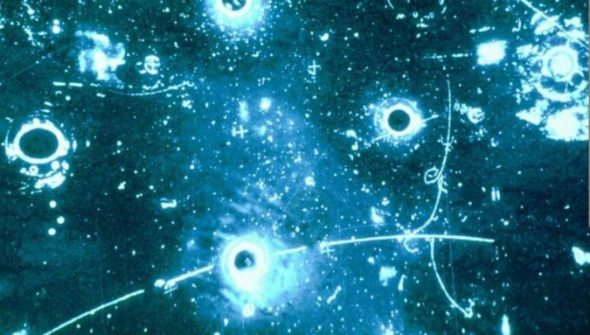 Cette image de traces dans la chambre à bulles Gargamelle fut la première confirmation de l’existence des interactions par courant neutre faibles. // Source : CERN
