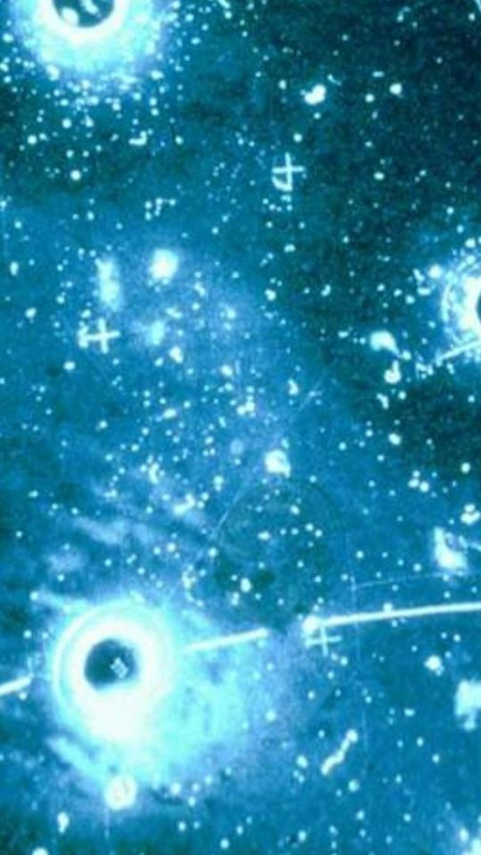 Cette image de traces dans la chambre à bulles Gargamelle fut la première confirmation de l’existence des interactions par courant neutre faibles. // Source : CERN
