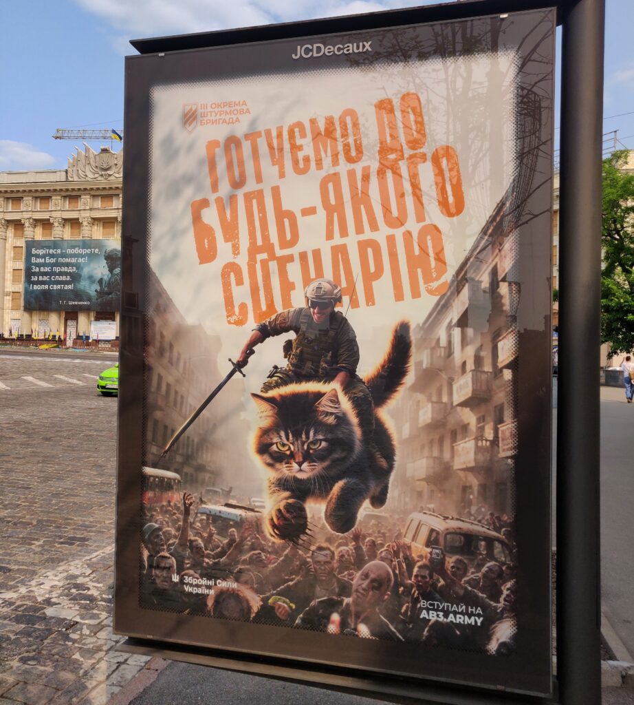 « Parés à n'importe quel scénario. » Authentique affiche de recrutement de la 3è brigade d'assault des Forces armées ukrainiennes, avec l'hôtel de ville de Kharkiv en arrière-plan. « Parés à n'importe quel scénario. » Authentique affiche de recrutement de la 3è brigade d'assault des Forces armées ukrainiennes, avec l'hôtel de ville de Kharkiv en arrière-plan.