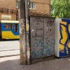 Un tramway et un placard électrique à Kyiv, tous deux très patriotiques.  // Source : Vic Castro pour Numerama