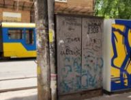 Un tramway et un placard électrique à Kyiv, tous deux très patriotiques.  // Source : Vic Castro pour Numerama