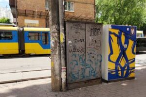 Un tramway et un placard électrique à Kyiv, tous deux très patriotiques.  // Source : Vic Castro pour Numerama