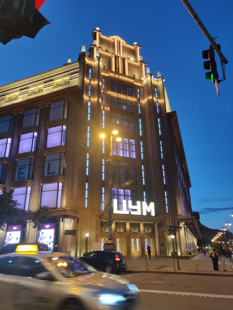 TSUM, l'équivalent des Galeries Lafayette au centre-ville de Kyiv. Une bonne partie des transactions financières du pays dépend de l'infrastructure secrète que nous avons visitée. TSUM, l'équivalent des Galeries Lafayette au centre-ville de Kyiv. Une bonne partie des transactions financières du pays dépend de l'infrastructure secrète que nous avons visitée.